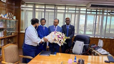 গভর্নর আব্দুর রউফ তালুকদারকে ফুল দিয়ে বরণ করে নেওয়া হচ্ছে