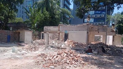 ভেঙে ফেলা হচ্ছে গুলশান পৌরসভার অফিস