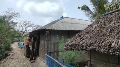 শ্যামনগরের গাবুরা, পদ্মপুকুর, প্রতাপনগর, বুড়িগোয়ালিনী, মুন্সিগঞ্জ, রমজাননগর, কৈখালি এবং ইশ্বরীপুরসহ উপকূলীয় বহু ঘরে অ্যাসবেসটসের তৈরি ছাউনি ব্যবহার করা হচ্ছে