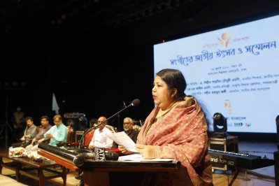 বক্তব্য রাখছেন ড. শিরিন শারমিন চৌধুরী