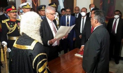 বৃহস্পতিবার শপথ নিয়েছেন রনিল বিক্রমাসিংহে। ছবি: রয়টার্স