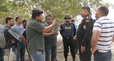 শুটিংয়ে নির্দেশনা দিচ্ছেন পরিচালক দীপন