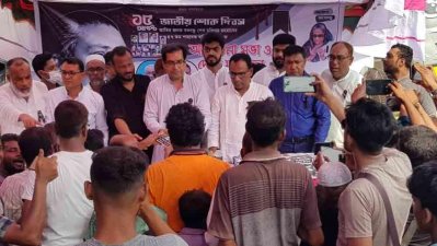 দরিদ্রদের মাঝে খাবার বিতরণ করেছেন কাজী নাবিল আহমেদ