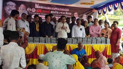 বক্তব্য শেষে দরিদ্রদের মাঝে খাবার বিতরণ করেন কাজী নাবিল আহমেদ