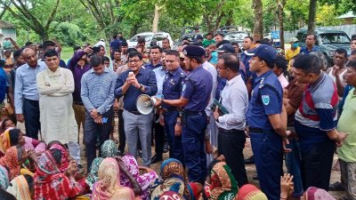 চা-শ্রমিকদের সঙ্গে বৈঠক করেছেন জেলা প্রশাসক ও পুলিশ সুপার
