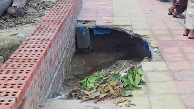 স্থানীয়দের অভিযোগ, নিম্নমানের কাজ করা বাঁধ ধসে যাচ্ছে
