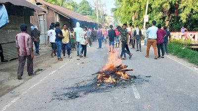 টায়ার জ্বালিয়ে সড়ক অবরোধ করেন বিএনপি নেতাকর্মীরা