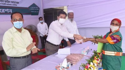 ফ্ল্যাটের চাবি হস্তান্তর করছেন মেয়র শেখ ফজলে নূর তাপস