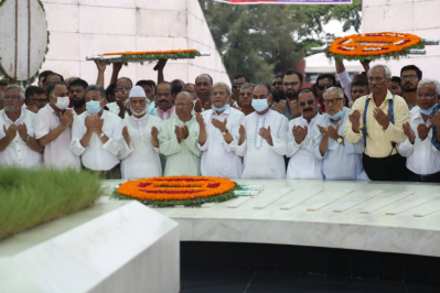 জিয়াউর রহমানের মাজারে বিএনপি নেতাদের মোনাজাত