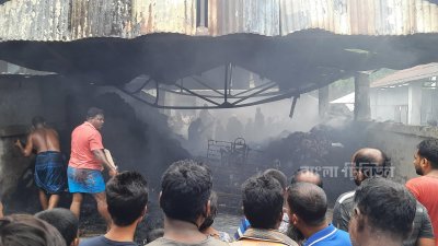 আগুনে মুদি দোকান পুড়ে ১৫ লাখ টাকার ক্ষয়ক্ষতি হয়েছে বলে দাবি করেছেন ইস্রাফিল