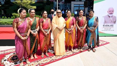 দিল্লিতে প্রধানমন্ত্রীকে লাল গালিচা অভ্যর্থনা
