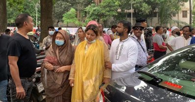 শহীদ মিনারে দিঠি আনোয়ার/ ছবি: সুধাময় সরকার