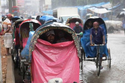 রাজধানীতে মুষলধারে বৃষ্টি, ভোগান্তিতে মানুষ