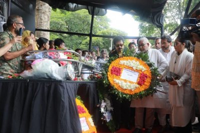 ফুলেল শ্রদ্ধা জানাচ্ছেন কুমার বিশ্বজিৎ ও নকীব খান
