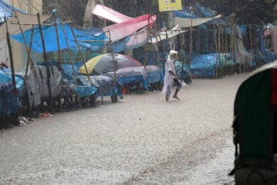 রাজধানীতে মুষলধারে বৃষ্টি, ভোগান্তিতে মানুষ