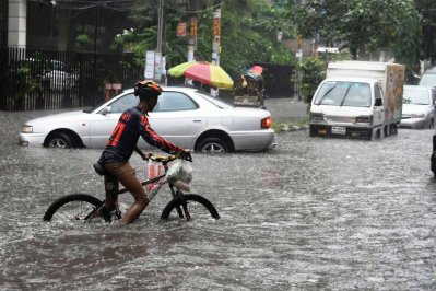 রাজধানীতে মুষলধারে বৃষ্টি, ভোগান্তিতে মানুষ