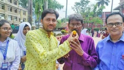 দেশসেরার আনন্দে রাজশাহী কলেজে মিষ্টি বিতরণ