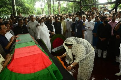 শহীদ মিনারে ফুলেল শ্রদ্ধায় সিক্ত সাজেদা চৌধুরী