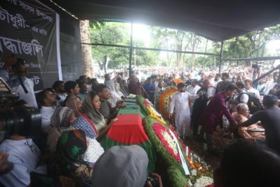 শহীদ মিনারে ফুলেল শ্রদ্ধায় সিক্ত সাজেদা চৌধুরী