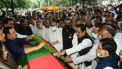 শহীদ মিনারে ফুলেল শ্রদ্ধায় সিক্ত সাজেদা চৌধুরী