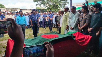 নিজ জেলায় শাহ মোয়াজ্জেমের জানাজা, গার্ড অব অনার দিলো প্রশাসন