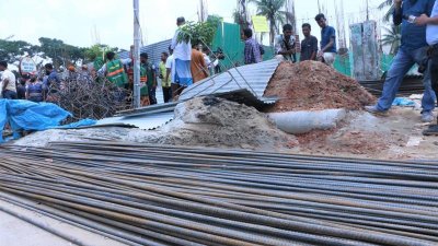 সড়কে রাখা রড-সিমেন্ট নিলামে বেচে দিলো ডিএনসিসি