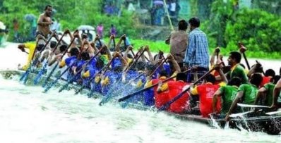প্রতিটি নৌকায় ৩০ থেকে ৪০ জন মাঝিকে বৈঠা হাতে দেখা যায়