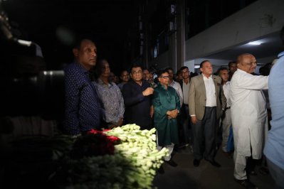 সাফজয়ী অদম্য মেয়েদের বরণ করতে অপেক্ষায় বাফুফের কর্তাব্যক্তিরা। ছবি: সাজ্জাদ হোসেন