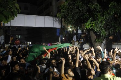 সাফজয়ী মেয়েদের অভিবাদন জানাতে বাফুফেতে হাজির হয়েছিলেন হাজারও ক্রীড়াপ্রেমী। ছবি: সাজ্জাদ হোসেন