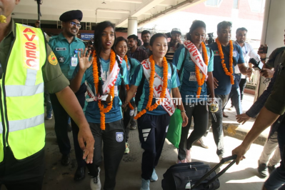 ফুল দিয়ে বরণ করে নেওয়া হয় সাফ চ্যাম্পিয়নদের।