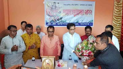 জন্মদিন উপলক্ষে কাজী নাবিল আহমেদকে ফুল দিয়ে শুভেচ্ছা জানানো হয়