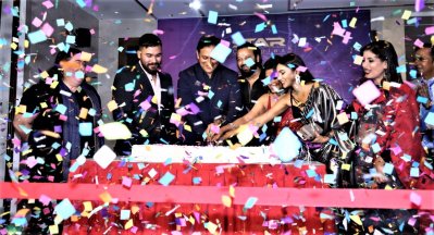 কেক কেটে অতিথিদের সঙ্গে জন্মোৎসব পালন