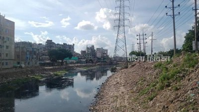 বুড়িগঙ্গা চ্যানেলের দুই পাড়ে ময়লার পাহাড়, ভোগান্তিতে পথচারীরা