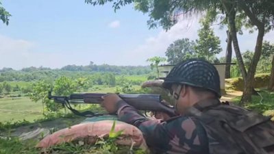 সীমান্তে মিয়ানমারের হেলিকপ্টার থেকে একের পর এক গোলা নিক্ষেপ