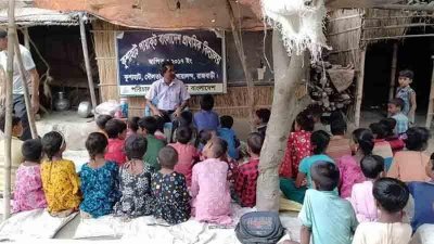 ৬ বছর ধরে গাছতলায় চলছে শিশুদের পাঠদান