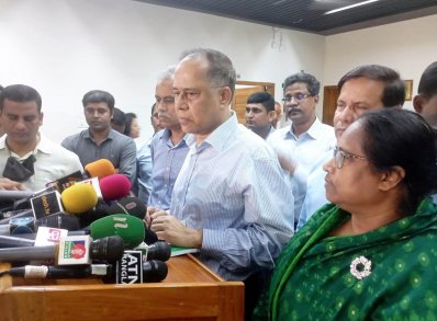 ভোট স্থগিতের পর সাংবাদিকদের সঙ্গে কথা বলেন প্রধান নির্বাচন কমিশান কাজী হাবিবুল আওয়াল (ছবি: ফোকাস বাংলা)