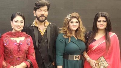 (বাঁ থেকে) আঁচল আঁখি, আবির চৌধুরী, মুনমুন ও মৌমিতা মৌ