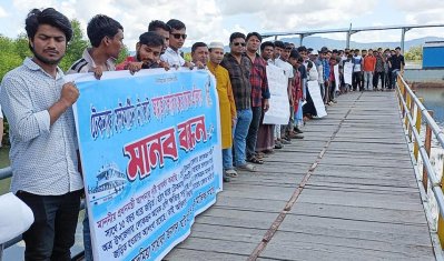 টেকনাফ-সেন্টমার্টিন রুটে পর্যটকবাহী জাহাজ চলাচলের দাবিতে মানববন্ধন কর্মসূচি পালন করা হয়