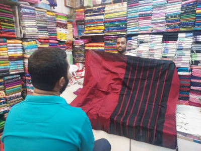 ক্রেতার সাড়া নেই শাড়ির দোকানে