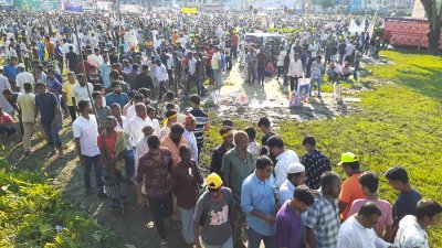 বিভাগের বিভিন্ন জেলা থেকে বিএনপি ও অঙ্গ সংগঠনের নেতাকর্মীরা মিছিল নিয়ে সমাবেশে আসেন 