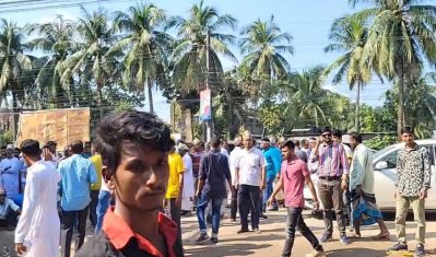 নগরীর মাসকান্দা বাসস্ট্যান্ড এলাকায় অবস্থান নেওয়া নেতাকর্মীরা