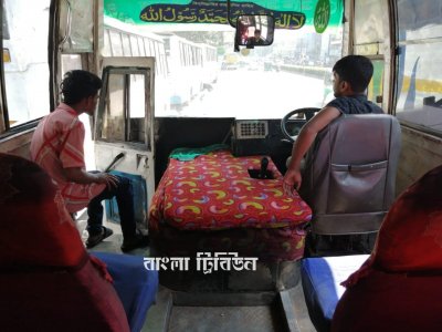 ইঞ্জিনের ওপরও বসানো হচ্ছে যাত্রীদের