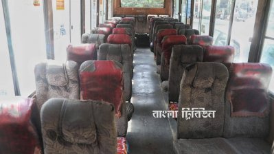 রাজধানীতে চলাচলকারী প্রায় প্রতিটি বাসেই ঠাসাঠাসি করে অতিরিক্ত আসন বসানো আছে