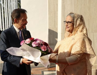 ব্রুনাইয়ের সুলতানকে ফুলের তোড়া দিয়ে অভ্যর্থনা জানান প্রধানমন্ত্রী শেখ হাসিনা (ছবি: ফোকাস বাংলা)