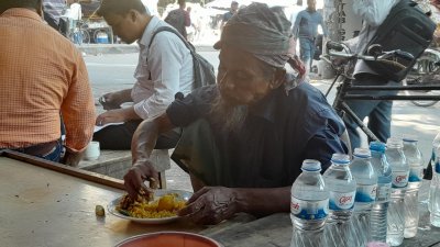খরচ বাড়ায় দুপুরে খাওয়ার আগ্রহ কমছে শ্রমজীবী মানুষের