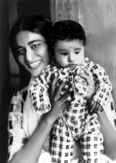 শেখ হাসিনার কোলে তাঁর ছোটো ভাই শেখ রাসেল