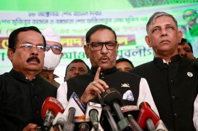 বনানী কবরস্থানে শেখ রাসেলের কবরে ফুল দিয়ে শ্রদ্ধা নিবেদন শেষে সাংবাদিকদের সামনে কথা বলেন ওবায়দুল কাদের