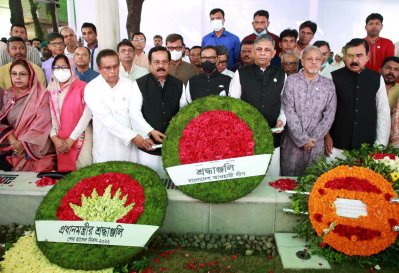 বনানী কবরস্থানে শেখ রাসেলের কবরে ফুল দিয়ে শ্রদ্ধা জানান আওয়ামী লীগ নেতারা