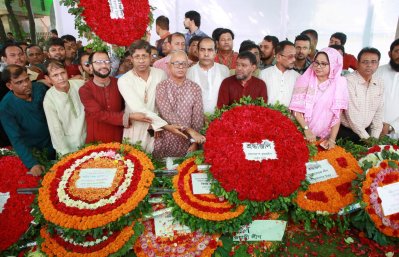 শেখ রাসেলের কবরে ফুল দিয়ে শ্রদ্ধা জানায় কৃষক লীগসহ আওয়ামী লীগের অন্যান্য অঙ্গ সংগঠন