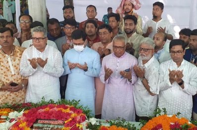 শেখ রাসেলের সমাধিতে ফুল দিয়ে শ্রদ্ধা জানানোর পর দোয়া করেন ডিএসডিসি মেয়র শেখ ফজলে নূর তাপস